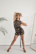 Latin dance dress with short sleeves and mesh tunic, in black color, ideal for training and performance.